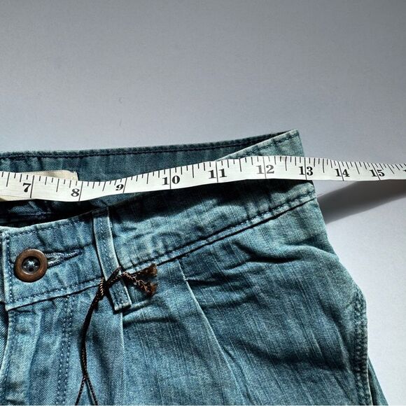 Levi's Relaxed Fit Pleated Light Blue Jeans Size 24 NWT - Picture 6 of 11